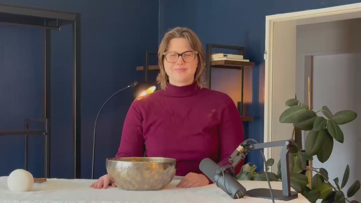Nina bei der Auswahl einer Klangschale
